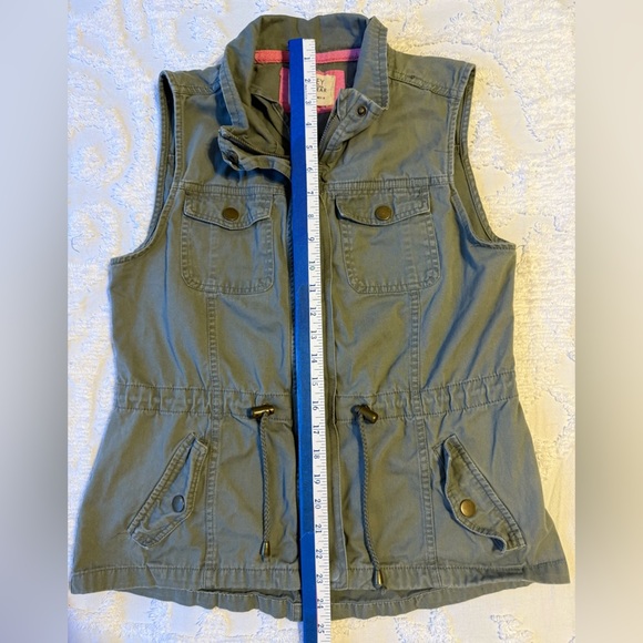 Ashley By 26 International Green Vest size medium.  B3 - Picture 2 of 6